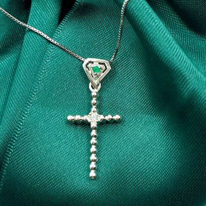 Collar de cruz con cuentas de bolas de plata de ley y esmeralda natural