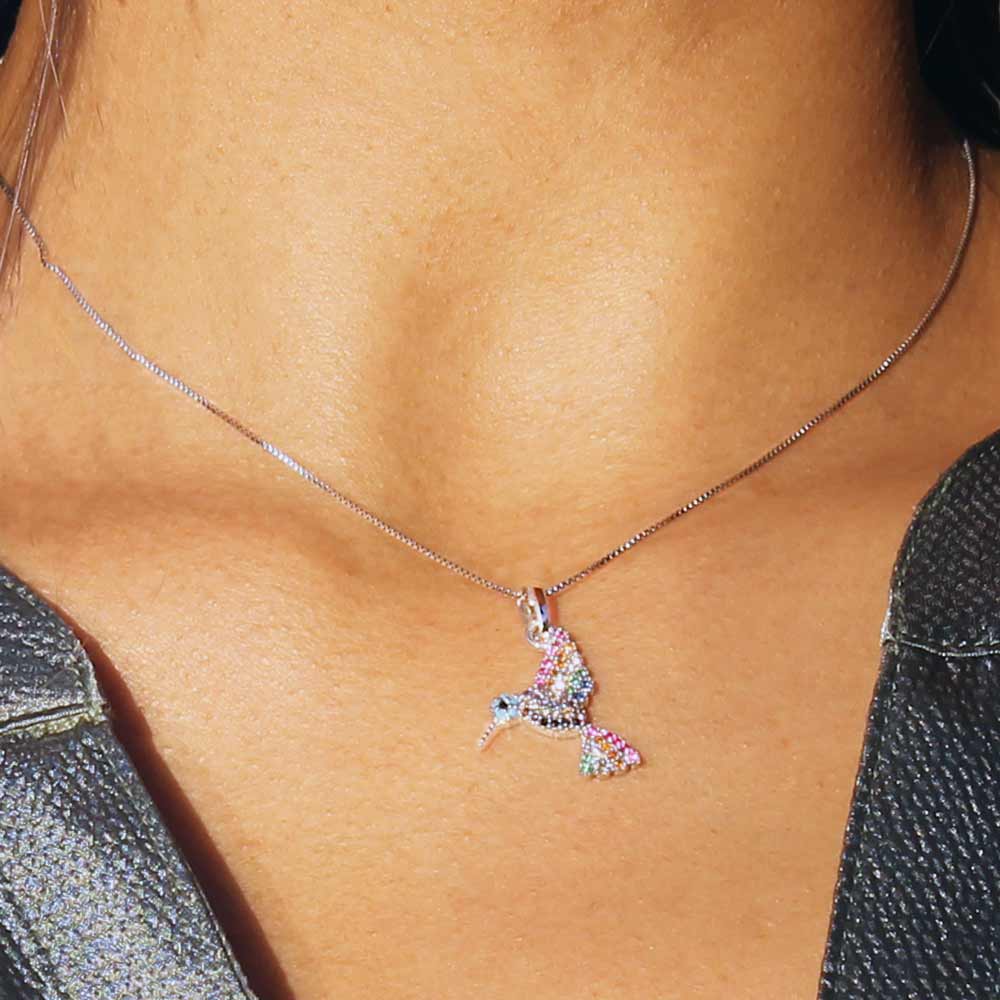 Alegría en Dije de Colibrí. Cadena de plata en Armonía de colibríes. Collares para mujercon Dije de plata que evocan colores y elegancia.